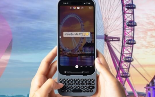 Clicks launches physical keyboard case for iPhone at Best Buy