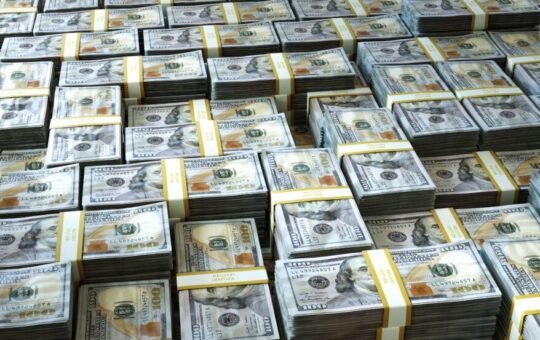 Move Over, Musk—The World's Richest Woman Joined the $100B Club - Tesla (NASDAQ:TSLA), Walmart (NYSE:WMT)