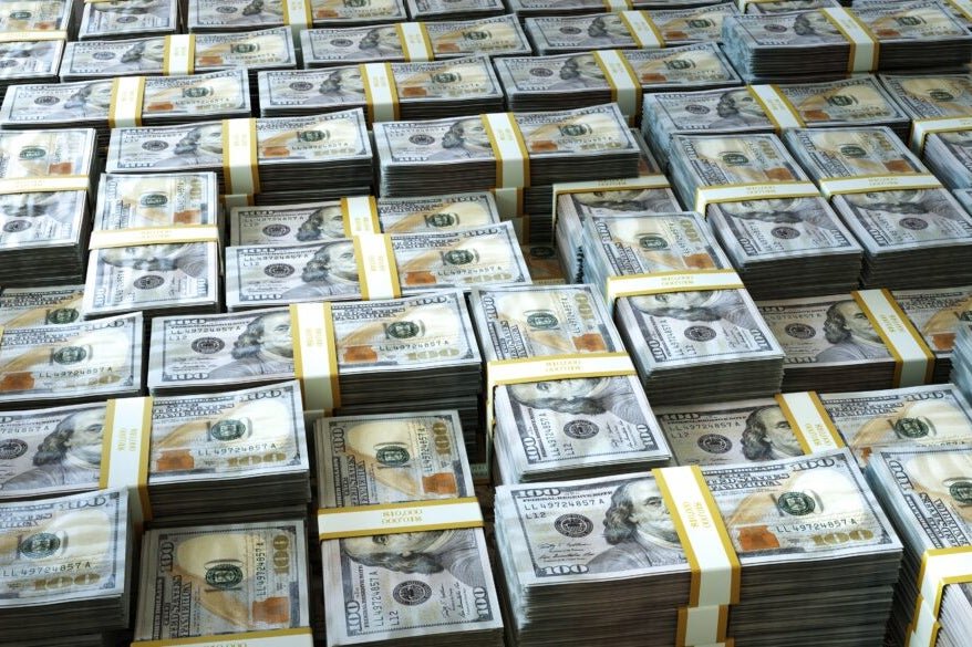 Move Over, Musk—The World's Richest Woman Joined the $100B Club - Tesla (NASDAQ:TSLA), Walmart (NYSE:WMT)