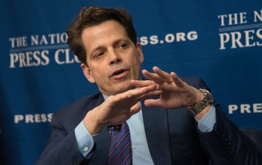 Anthony Scaramucci Praises Michael Saylor's 'Really Smart' Approach That Will 'Strengthen' Bitcoin-Focused Strategy's Balance Sheet - Coinbase Global (NASDAQ:COIN)