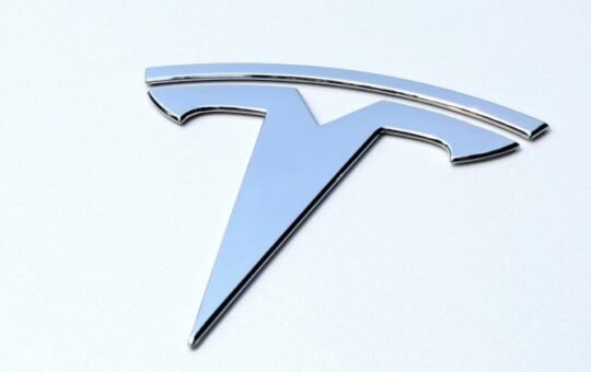 Tesla shares climb despite 16% drop in Q4 deliveries