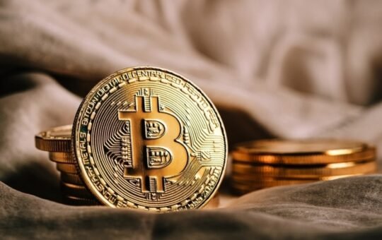 Bitcoin (BTC) and Gold Signal Shift From USD Dominance: Report