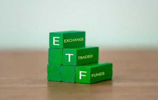 Fidelity’s FBTC Leads $222 Million Bitcoin ETF Rebound After 10 Days of Outflows